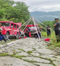 消防官兵利用救援支架進行山岳救援演戲