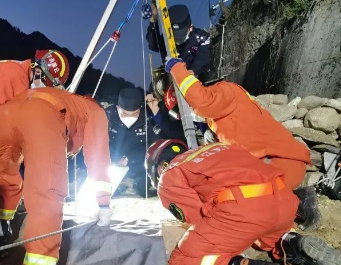 深井救援非常艱難，救援三腳架成消防隊員可靠后盾