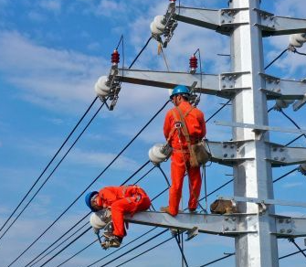臺州電力工人高空架線忙 防墜器安全防護不松懈