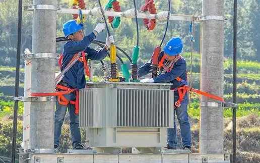 貴陽供電局變壓器安裝防墜器守護工人高處作業(yè)安全